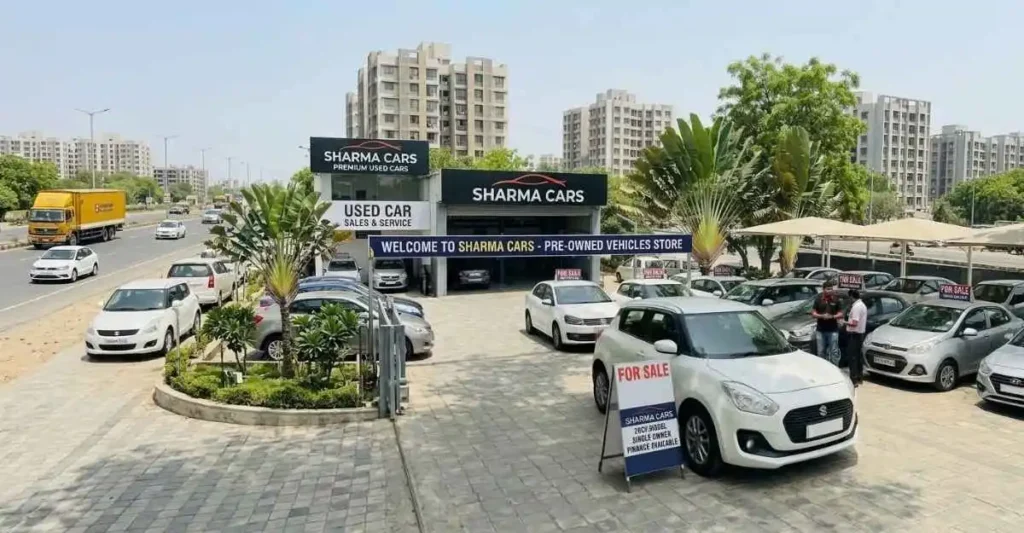 Used Car Business में पुरानी कार की जांच करते हुए ग्राहक और विक्रेता