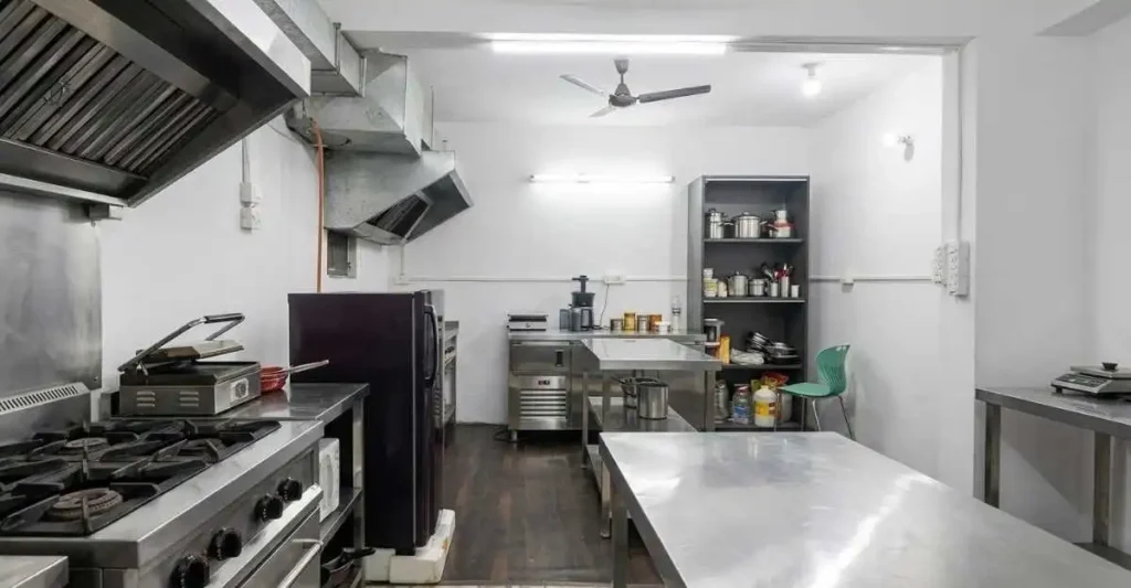 Cloud Kitchen Business के लिए आधुनिक कमर्शियल किचन सेटअप और आवश्यक उपकरण