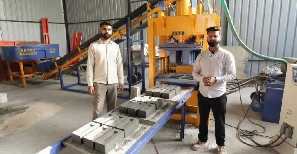 फ्लाई ऐश ब्रिक मैन्युफैक्चरिंग मशीन के साथ भारतीय उद्यमी और उत्पादन यूनिट