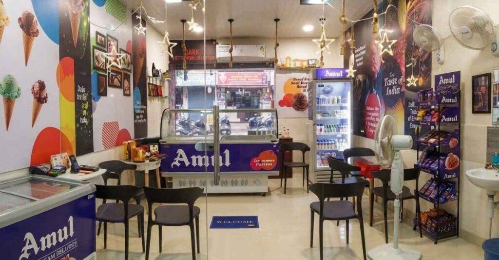Amul Franchise के लिए जरूरी दस्तावेज तैयार करते हुए